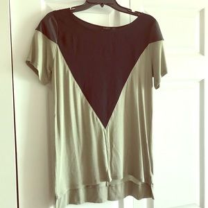 Gray, navy & black high-lo T-shirt Top Sz M
